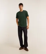 Remera verde oscuro de corte slim, cuello redondo y manga corta. Confeccionada en algodón texturizado.