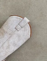 Botas de cuero negro con bordado decorativo en el caño y empeine, taco bajo y punta fina. Diseño de estilo cowboy.