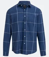 Camisa de franela azul con estampado de cuadros blancos y beige, de manga larga y cuello camisero.