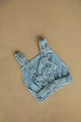 Top de denim azul con breteles anchos y cintura con elástico fruncido.