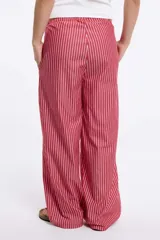 Pantalón de tela rayada vertical en tonos azul y blanco, con cintura elástica y cordón ajustable.