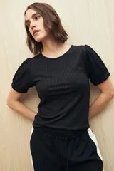 Remera color ladrillo de tejido de punto acanalado, con cuello redondo y mangas cortas abullonadas.