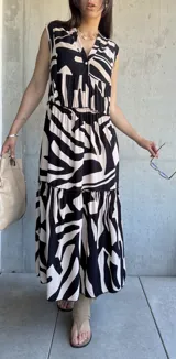 Vestido largo con estampado abstracto en blanco y negro, corte holgado, sin mangas y cuello en V.