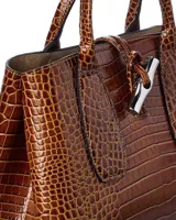 Bolso tote Longchamp modelo Le Roseau, tamaño mediano, color marrón con textura símil cocodrilo y cierre con botón a presión.
