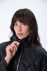 Campera negra con cuello mao y cierre frontal con cremallera metálica. Diseño acolchado con pespuntes en forma de ondas.