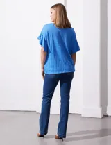 Blusa azul de algodón texturado, marca Ruby Rd. Manga corta con terminación amplia y cuello redondo.