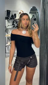 Body negro de lycra con escote asimétrico de un hombro.