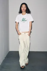 Camiseta blanca de algodón con cuello redondo y mangas cortas. Estampado frontal con la frase "Paris, Mon doux rêve!" en azul marino.