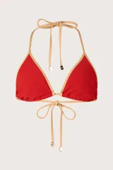 Top de bikini triángulo rojo con ribetes color crema, confeccionado en lycra texturizada y con copas removibles.