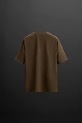 Camiseta deportiva marrón de tejido técnico, ligero y elástico con perforaciones. Cuello redondo, manga corta y logo estampado.