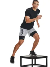 Calza corta de compresión Under Armour HeatGear para hombre, color negro con logo gris en la pierna izquierda y cintura elástica con la inscripción Under Armour. Confeccionada en tejido HeatGear que ofrece cobertura superior sin apelmazar y paneles de malla estratégicos para mayor ventilación.