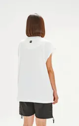 Remera blanca oversize de algodón con mangas cortas y cuello redondo.