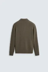 Polo color verde oliva de corte regular, tejido de punto con mezcla de algodón y cashmere. Tiene cuello solapa con cierre frontal de botonadura, manga larga y acabados en rib.