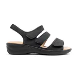 Sandalias bajas de cuero sintético color negro, con tres tiras horizontales con velcro y tira trasera con hebilla.