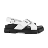Sandalias negras de cuero sintético con plataforma track y hebilla metálica.