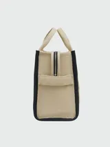 Bolso tote de tela color beige con estampado del logo de la marca en negro. Tiene doble asa de mano y correa de hombro extraíble y ajustable en color negro.