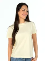 Remera azul marino de algodón, corte clásico y cuello redondo.