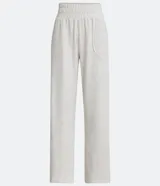 Pantalón pantalona deportiva color gris claro jaspeado, confeccionado en viscosa, poliéster, lino y elastano. Tiene cintura elástica, bolsillos laterales y corte ancho.