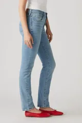 Pantalón de jean celeste de corte recto, tiro alto y calce ajustado.