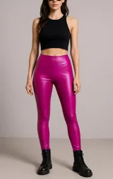Leggins negros simil cuero, tiro medio.