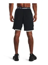 Short deportivo Under Armour modelo Vanish Woven 2in1 para hombre, color gris con calza interior negra. Confeccionado en tejido ligero, duradero y transpirable de secado rápido.