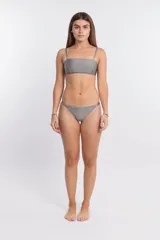 Bikini gris con corpiño tipo bandeau de tirantes finos y bombacha colaless.