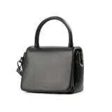 Cartera negra de símil cuero con diseño acolchado y costuras a tono. Tiene acceso con solapa, correa regulable y asa fija, herrajes plateados, un compartimento principal, un bolsillo interno con cierre y un bolsillo externo abierto. El interior está forrado en tela de algodón y poliéster.