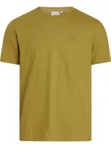 Remera color ocre de algodón orgánico, cuello redondo y manga corta. Tiene un pequeño logo de Calvin Klein en el pecho.