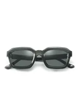 Lentes de sol Eco Shades modelo Romano con montura cuadrada azul traslúcido y lentes grises. Fabricados con acetato biodegradable y lentes de PMMA reciclado.