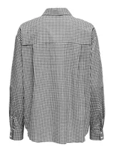 Camisa oversize a cuadros blancos y negros, con cuello camisero, mangas largas y hombros caídos.