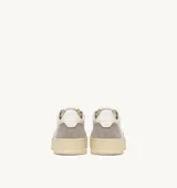 Championes urbanos Autry Medalist, color blanco con detalles en gris y suela color crema.