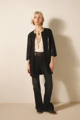 Saco liviano de cuero ovino gamuzado color negro, con terminación suavemente brillante.