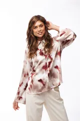Camisa de poliéster con estampado abstracto en tonos blanco y rojo.