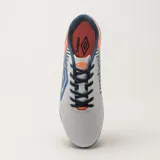Championes de fútbol Umbro ILLUSION, color blanco con detalles en azul y naranja.