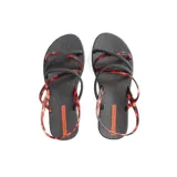 Sandalias Ipanema Hazel, con base negra y tiras finas color carey.