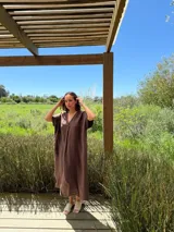 Vestido largo azul marino de lino italiano, con escote en V, mangas cortas y bolsillos laterales.