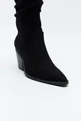 Bota texana de caña alta color negro, con punta fina, taco cuadrado y cierre lateral.