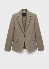Blazer marrón con estampado de micro pata de gallo, cuello de solapa, cierre frontal con botón y bolsillos delanteros con solapa.
