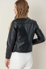 Campera de cuero ovino negro, estilo clásica, con cuello a la base, cierre frontal metálico y bolsillos laterales con cierre.