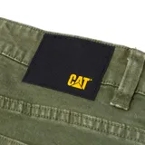Pantalón de jean color verde militar, de corte slim, con cinco bolsillos y logo CAT en la parte trasera.