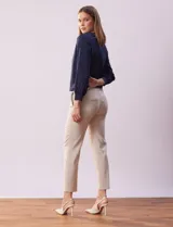 Pantalón de vestir color beige, marca Zac & Rachel, de corte recto y largo al tobillo.