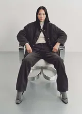 Chaqueta oversize de algodón negro con cuello camisero de pana, cierre frontal con cremallera y botones a presión, bolsillos de parche con solapa y bolsillos de ribete.
