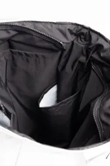 Bolso negro tipo tote bag, acolchado con diseño de cuadrados. Tiene doble asa de hombro y logo estampado en blanco.