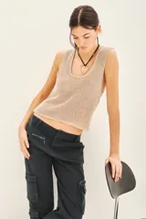 Top color beige tejido en punto compacto con escote en U pronunciado.