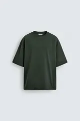 Remera verde oscuro de corte oversize, manga corta y cuello redondo.