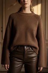 Sweater de tejido de punto acanalado, color azul vibrante, con cuello redondo y mangas largas.