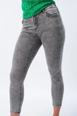 Pantalón de jean gris de tiro alto y corte chupín.