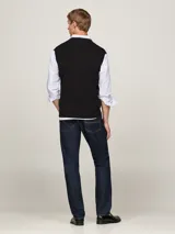 Chaleco negro de punto con cuello en V, confeccionado en algodón. Tiene logo bordado de Tommy Hilfiger en el pecho.