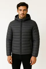 Campera acolchada de poliéster color gris oscuro, con capucha fija y cierre frontal. Presenta costuras horizontales que crean un efecto matelassé.