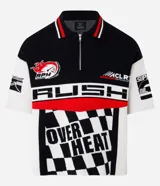 Camisa polo masculina de punto, corte boxy, con cuello con cremallera, manga corta y estampado estilo automovilismo con lettering.